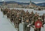 Image des prisonniers de guerre allemands cross Pont Nibelungen plus Donau River Linz en Autriche, 1945, de la seconde 28 séquences d'archives historiques vidéo 65675070988