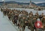 Image des prisonniers de guerre allemands cross Pont Nibelungen plus Donau River Linz en Autriche, 1945, de la seconde 29 séquences d'archives historiques vidéo 65675070988