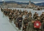 Image des prisonniers de guerre allemands cross Pont Nibelungen plus Donau River Linz en Autriche, 1945, de la seconde 30 séquences d'archives historiques vidéo 65675070988