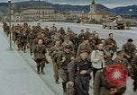 Image des prisonniers de guerre allemands cross Pont Nibelungen plus Donau River Linz en Autriche, 1945, de la seconde 31 séquences d'archives historiques vidéo 65675070988