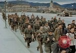 Image des prisonniers de guerre allemands cross Pont Nibelungen plus Donau River Linz en Autriche, 1945, de la seconde 32 séquences d'archives historiques vidéo 65675070988