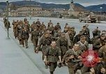 Image des prisonniers de guerre allemands cross Pont Nibelungen plus Donau River Linz en Autriche, 1945, de la seconde 33 séquences d'archives historiques vidéo 65675070988