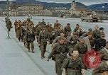 Image des prisonniers de guerre allemands cross Pont Nibelungen plus Donau River Linz en Autriche, 1945, de la seconde 34 séquences d'archives historiques vidéo 65675070988