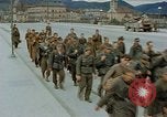 Image des prisonniers de guerre allemands cross Pont Nibelungen plus Donau River Linz en Autriche, 1945, de la seconde 35 séquences d'archives historiques vidéo 65675070988