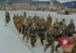 Image des prisonniers de guerre allemands cross Pont Nibelungen plus Donau River Linz en Autriche, 1945, de la seconde 36 séquences d'archives historiques vidéo 65675070988