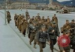 Image des prisonniers de guerre allemands cross Pont Nibelungen plus Donau River Linz en Autriche, 1945, de la seconde 37 séquences d'archives historiques vidéo 65675070988