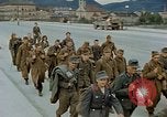 Image des prisonniers de guerre allemands cross Pont Nibelungen plus Donau River Linz en Autriche, 1945, de la seconde 38 séquences d'archives historiques vidéo 65675070988