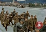 Image des prisonniers de guerre allemands cross Pont Nibelungen plus Donau River Linz en Autriche, 1945, de la seconde 39 séquences d'archives historiques vidéo 65675070988