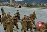 Image des prisonniers de guerre allemands cross Pont Nibelungen plus Donau River Linz en Autriche, 1945, de la seconde 40 séquences d'archives historiques vidéo 65675070988