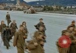 Image des prisonniers de guerre allemands cross Pont Nibelungen plus Donau River Linz en Autriche, 1945, de la seconde 41 séquences d'archives historiques vidéo 65675070988