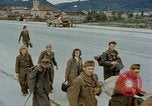 Image des prisonniers de guerre allemands cross Pont Nibelungen plus Donau River Linz en Autriche, 1945, de la seconde 42 séquences d'archives historiques vidéo 65675070988