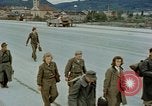 Image des prisonniers de guerre allemands cross Pont Nibelungen plus Donau River Linz en Autriche, 1945, de la seconde 43 séquences d'archives historiques vidéo 65675070988