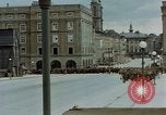 Image des prisonniers de guerre allemands cross Pont Nibelungen plus Donau River Linz en Autriche, 1945, de la seconde 44 séquences d'archives historiques vidéo 65675070988