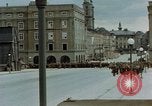 Image des prisonniers de guerre allemands cross Pont Nibelungen plus Donau River Linz en Autriche, 1945, de la seconde 45 séquences d'archives historiques vidéo 65675070988