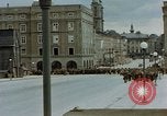 Image des prisonniers de guerre allemands cross Pont Nibelungen plus Donau River Linz en Autriche, 1945, de la seconde 46 séquences d'archives historiques vidéo 65675070988