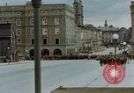 Image des prisonniers de guerre allemands cross Pont Nibelungen plus Donau River Linz en Autriche, 1945, de la seconde 47 séquences d'archives historiques vidéo 65675070988