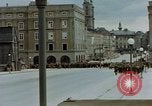 Image des prisonniers de guerre allemands cross Pont Nibelungen plus Donau River Linz en Autriche, 1945, de la seconde 48 séquences d'archives historiques vidéo 65675070988