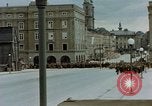 Image des prisonniers de guerre allemands cross Pont Nibelungen plus Donau River Linz en Autriche, 1945, de la seconde 49 séquences d'archives historiques vidéo 65675070988