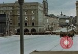 Image des prisonniers de guerre allemands cross Pont Nibelungen plus Donau River Linz en Autriche, 1945, de la seconde 50 séquences d'archives historiques vidéo 65675070988