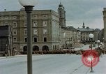 Image des prisonniers de guerre allemands cross Pont Nibelungen plus Donau River Linz en Autriche, 1945, de la seconde 51 séquences d'archives historiques vidéo 65675070988