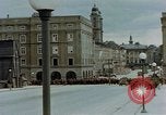 Image des prisonniers de guerre allemands cross Pont Nibelungen plus Donau River Linz en Autriche, 1945, de la seconde 52 séquences d'archives historiques vidéo 65675070988