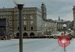 Image des prisonniers de guerre allemands cross Pont Nibelungen plus Donau River Linz en Autriche, 1945, de la seconde 53 séquences d'archives historiques vidéo 65675070988