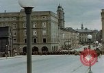 Image des prisonniers de guerre allemands cross Pont Nibelungen plus Donau River Linz en Autriche, 1945, de la seconde 54 séquences d'archives historiques vidéo 65675070988