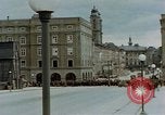 Image des prisonniers de guerre allemands cross Pont Nibelungen plus Donau River Linz en Autriche, 1945, de la seconde 55 séquences d'archives historiques vidéo 65675070988