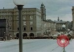 Image des prisonniers de guerre allemands cross Pont Nibelungen plus Donau River Linz en Autriche, 1945, de la seconde 56 séquences d'archives historiques vidéo 65675070988