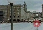 Image des prisonniers de guerre allemands cross Pont Nibelungen plus Donau River Linz en Autriche, 1945, de la seconde 57 séquences d'archives historiques vidéo 65675070988