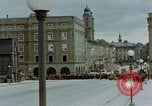 Image des prisonniers de guerre allemands cross Pont Nibelungen plus Donau River Linz en Autriche, 1945, de la seconde 58 séquences d'archives historiques vidéo 65675070988