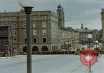 Image des prisonniers de guerre allemands cross Pont Nibelungen plus Donau River Linz en Autriche, 1945, de la seconde 59 séquences d'archives historiques vidéo 65675070988