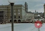 Image des prisonniers de guerre allemands cross Pont Nibelungen plus Donau River Linz en Autriche, 1945, de la seconde 61 séquences d'archives historiques vidéo 65675070988