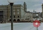 Image des prisonniers de guerre allemands cross Pont Nibelungen plus Donau River Linz en Autriche, 1945, de la seconde 62 séquences d'archives historiques vidéo 65675070988