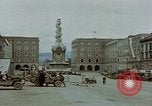 Immagine di Prigionieri tedeschi essendo assemblati in Town Square Linz AUSTRIA, 1945, secondo 3 filmato di repertorio 65675070991