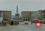 Immagine di Prigionieri tedeschi essendo assemblati in Town Square Linz AUSTRIA, 1945, secondo 4 filmato di repertorio 65675070991