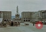 Immagine di Prigionieri tedeschi essendo assemblati in Town Square Linz AUSTRIA, 1945, secondo 5 filmato di repertorio 65675070991