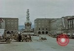 Immagine di Prigionieri tedeschi essendo assemblati in Town Square Linz AUSTRIA, 1945, secondo 6 filmato di repertorio 65675070991