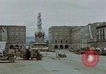 Immagine di Prigionieri tedeschi essendo assemblati in Town Square Linz AUSTRIA, 1945, secondo 7 filmato di repertorio 65675070991