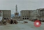 Immagine di Prigionieri tedeschi essendo assemblati in Town Square Linz AUSTRIA, 1945, secondo 8 filmato di repertorio 65675070991