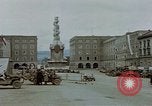 Immagine di Prigionieri tedeschi essendo assemblati in Town Square Linz AUSTRIA, 1945, secondo 9 filmato di repertorio 65675070991
