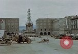 Immagine di Prigionieri tedeschi essendo assemblati in Town Square Linz AUSTRIA, 1945, secondo 10 filmato di repertorio 65675070991