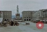 Immagine di Prigionieri tedeschi essendo assemblati in Town Square Linz AUSTRIA, 1945, secondo 12 filmato di repertorio 65675070991
