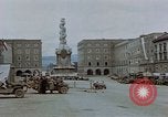 Immagine di Prigionieri tedeschi essendo assemblati in Town Square Linz AUSTRIA, 1945, secondo 13 filmato di repertorio 65675070991