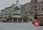 Immagine di Prigionieri tedeschi essendo assemblati in Town Square Linz AUSTRIA, 1945, secondo 14 filmato di repertorio 65675070991