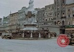 Immagine di Prigionieri tedeschi essendo assemblati in Town Square Linz AUSTRIA, 1945, secondo 15 filmato di repertorio 65675070991
