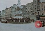 Immagine di Prigionieri tedeschi essendo assemblati in Town Square Linz AUSTRIA, 1945, secondo 16 filmato di repertorio 65675070991