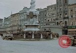 Immagine di Prigionieri tedeschi essendo assemblati in Town Square Linz AUSTRIA, 1945, secondo 17 filmato di repertorio 65675070991