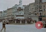Immagine di Prigionieri tedeschi essendo assemblati in Town Square Linz AUSTRIA, 1945, secondo 18 filmato di repertorio 65675070991