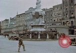 Immagine di Prigionieri tedeschi essendo assemblati in Town Square Linz AUSTRIA, 1945, secondo 19 filmato di repertorio 65675070991